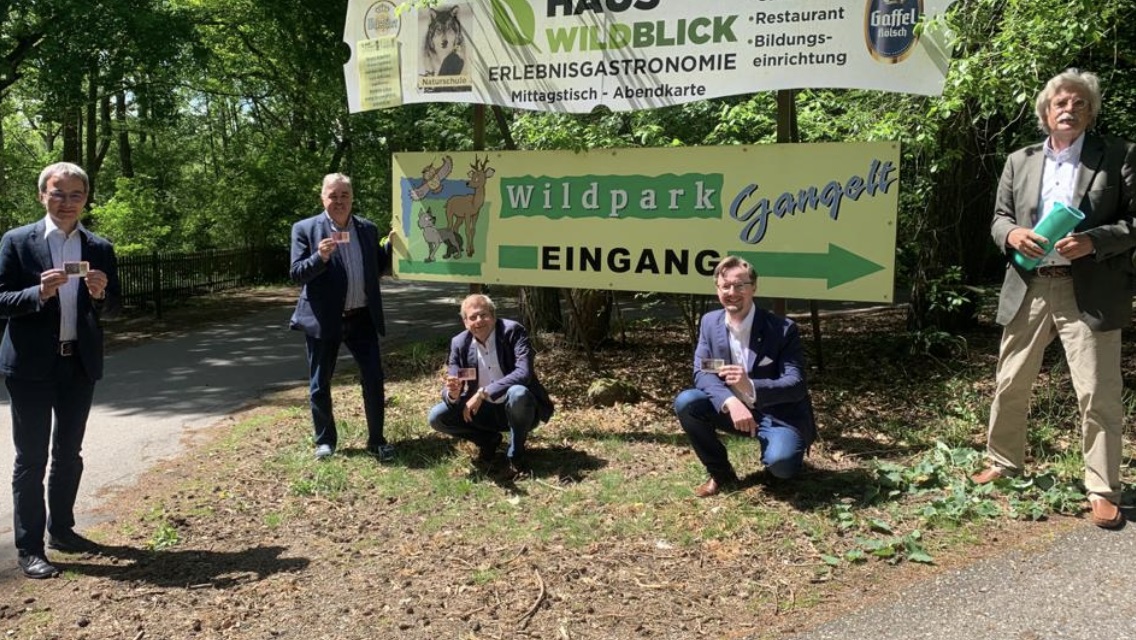 Parkinhaber Dr. von den Driesch (rechts) und die Abgeordneten aus dem Kreis Heinsberg mit Jahrestickets